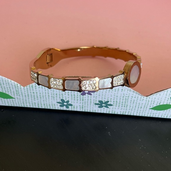 Meet your Posher, Parisa - Picture 3 of 3